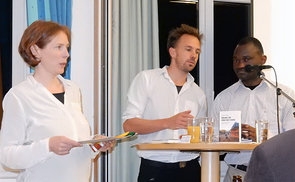 V. l.: Lucia Göbesberger, Dieter Behr und Emmanuel Mbolela
