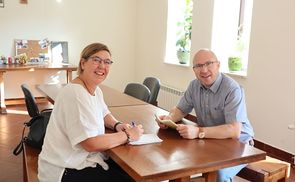 Sigried Spindlbeck im Gespräch mit Br. Andrej Zhyljewitsch (Ordensgemeinschaft der Kapuziner) in der Pfarre Molodetschno in Belarus 